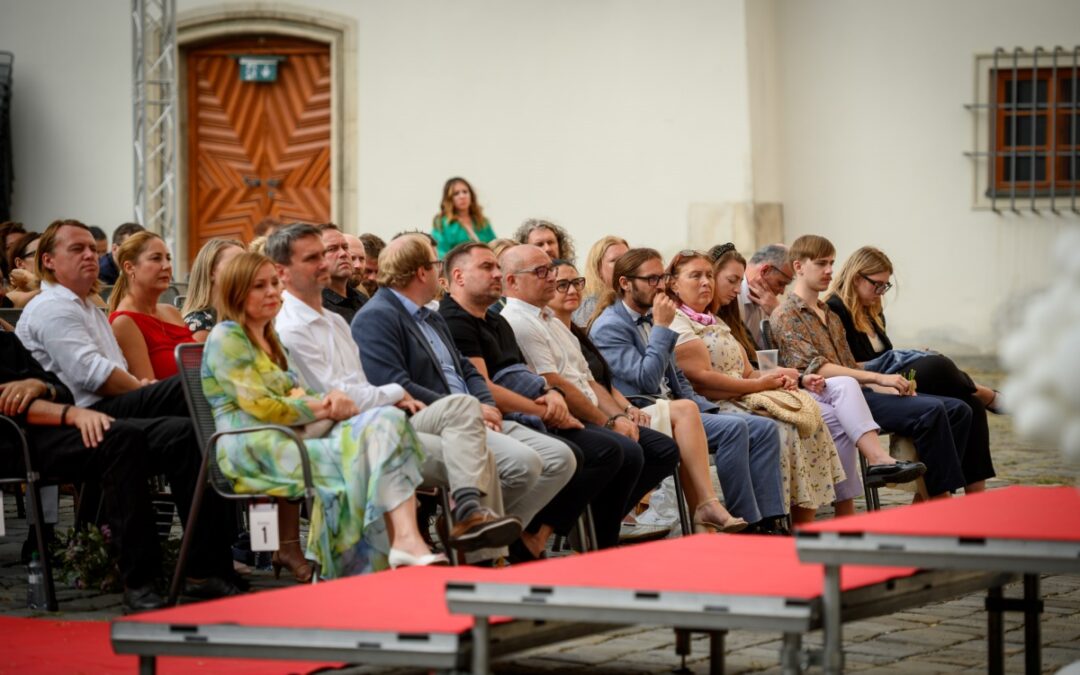 Pod Vašimi křídly